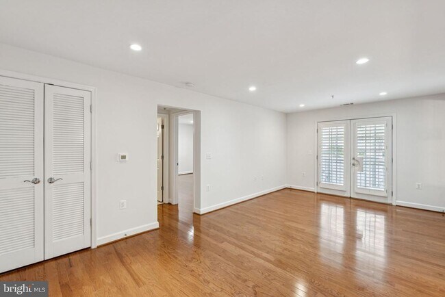 Building Photo - 4149 S Four Mile Run Dr