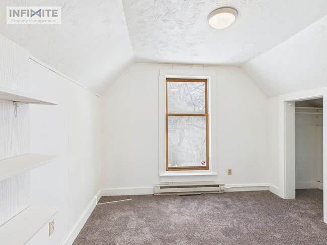 Building Photo - Downtown Charmer! 1st Month Free!