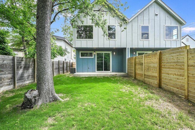 Building Photo - 1202 Cometa St