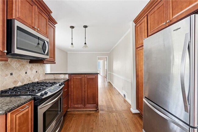 Building Photo - 1846 Fernwood Rd NW