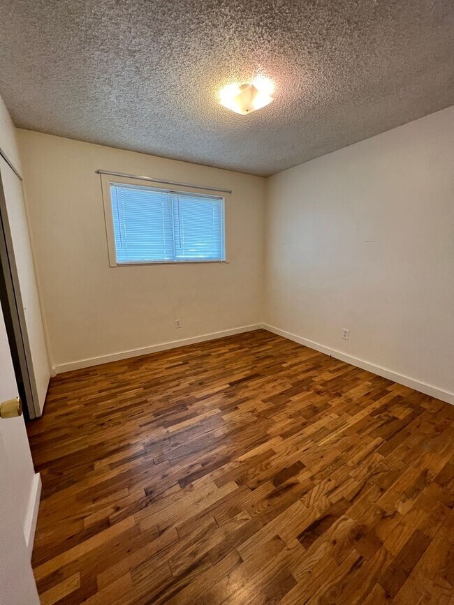 Building Photo - 1215 S Eastlake Dr