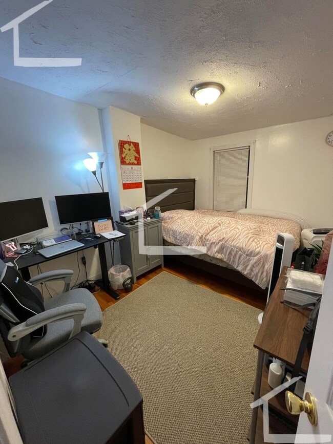 Building Photo - 293 Main St