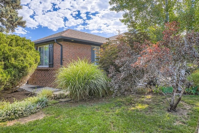 Building Photo - 4 Bed, 2 Bath Duplex – Bright, Stylish, Mo...