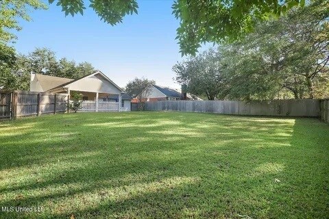 Building Photo - 631 Live Oak Dr
