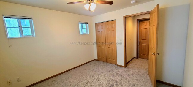 Building Photo - 3Bed 2Bath Apartment with Garage!