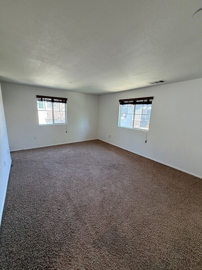 Building Photo - Beautiful 4 Bedroom, 2 1/2 Bathroom Townho...