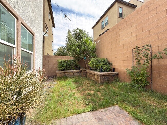 Building Photo - 372 Ambitious St