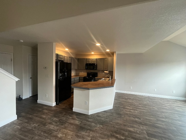 Building Photo - 102 Bayside Cir