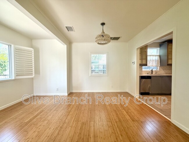 Building Photo - 634 N Hill Ave