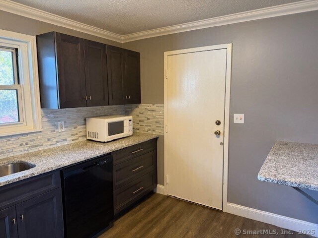 Building Photo - 498 Oak Ave