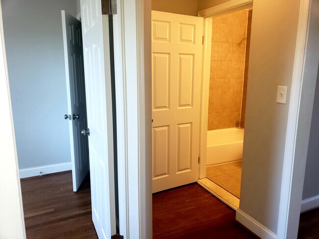 Building Photo - 5644 Midwood Ave