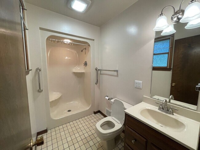 Building Photo - Nicely Renovated 2 Bedroom/2  Bath in Bon Air!