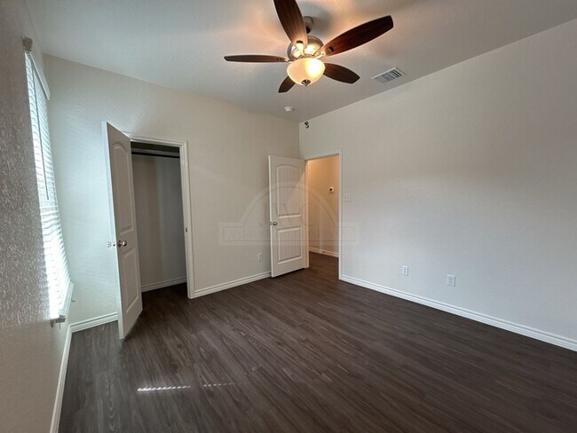 Building Photo - 5112 Rose Gdn Lp