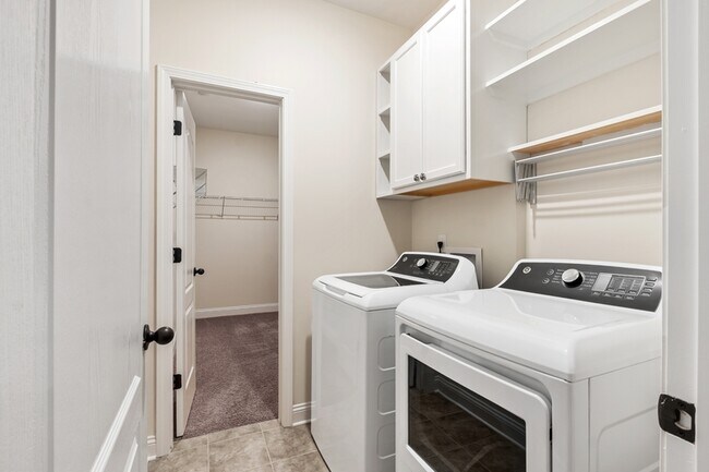 Building Photo - 1 Catalpa Ln N