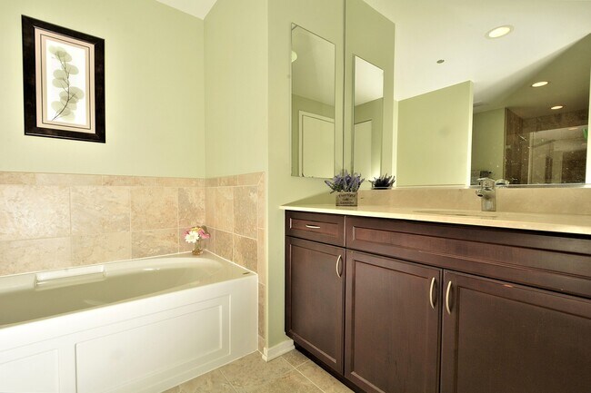 Building Photo - 65 E Monroe St