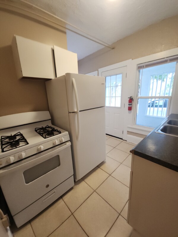 Building Photo - 635 Tanglewood St