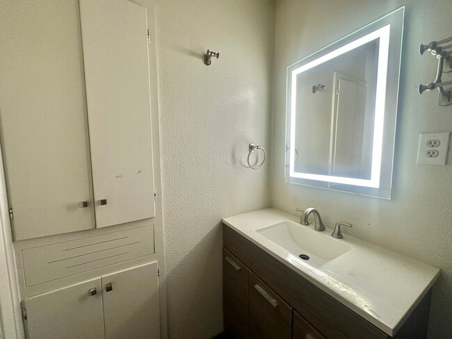 Building Photo - 1 BED 1 BATH IN AUSTIN TX!