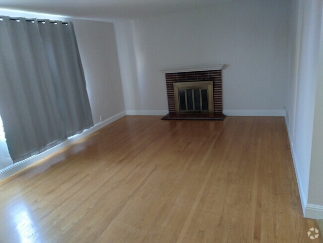 Living room with fireplace - 2729 Webster St