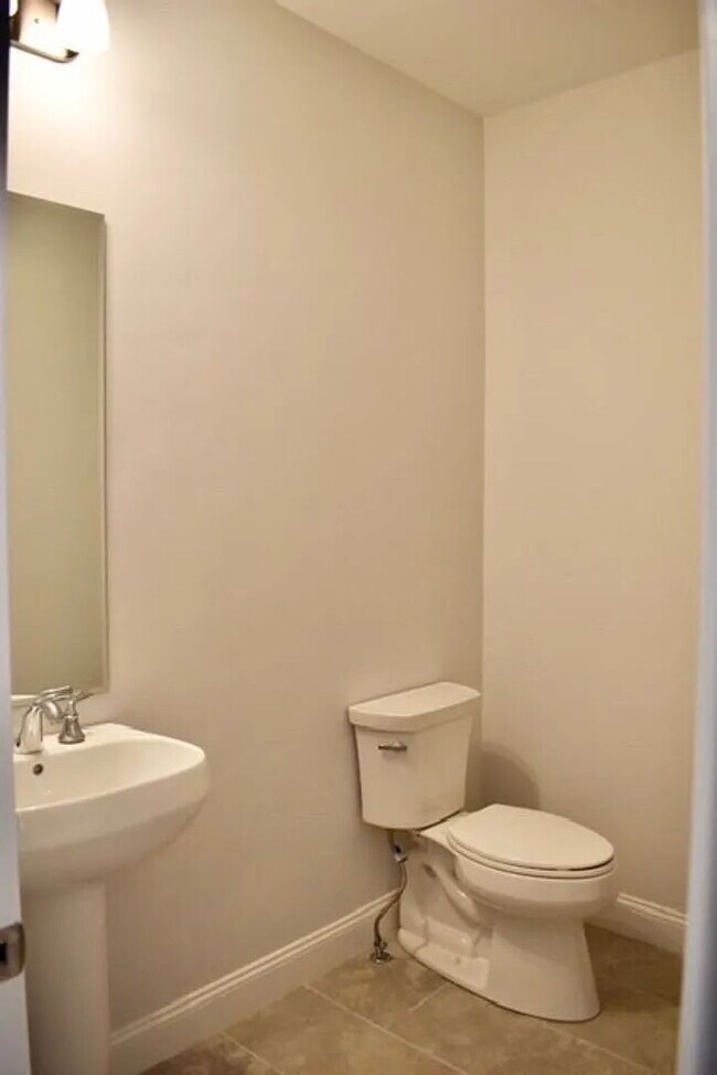 Building Photo - 3 bed 2.5 bath home available