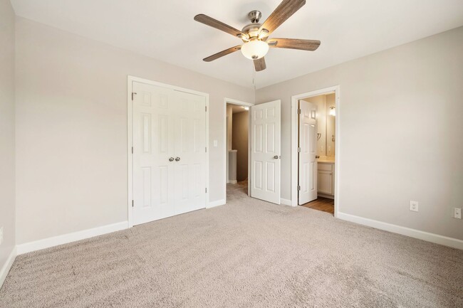 Building Photo - Renovated 2 bed 2.5 bath townhome in Holly Springs Arbor Creek community.