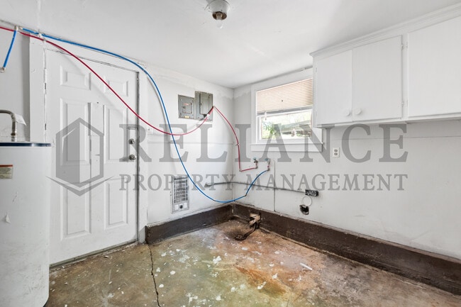 Building Photo - 709 S Pinecrest St