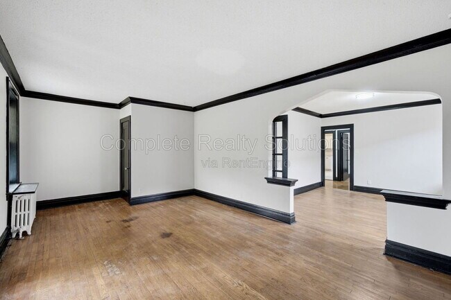 Building Photo - 5055 Lindenwood Ave
