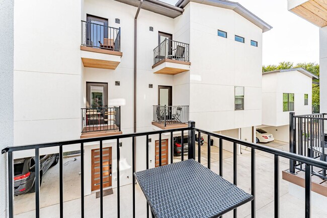 Building Photo - 1128 Chicon St