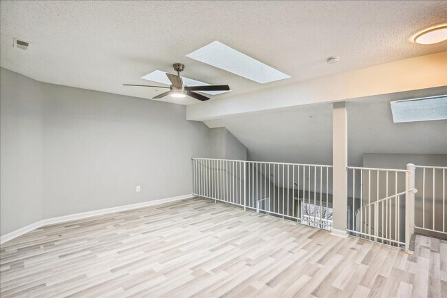 Building Photo - Great 3+2+ Loft in Germantown!