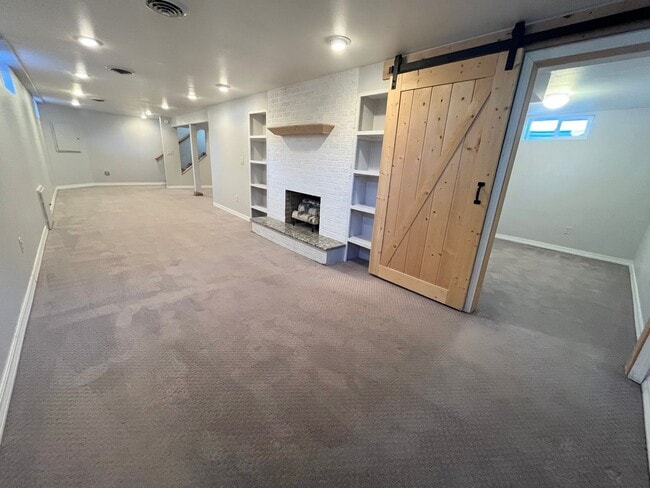 Building Photo - Spacious 2 Bed/2 Bath with Fenced in Yard!