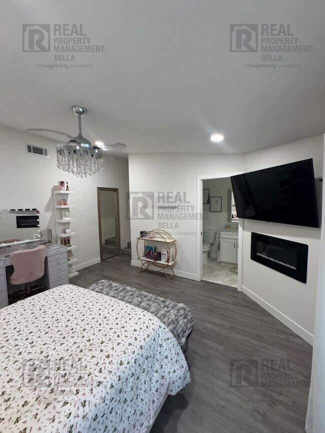 Building Photo - 3-Bed, 2-Bath Oasis in Hemet with Sparklin...