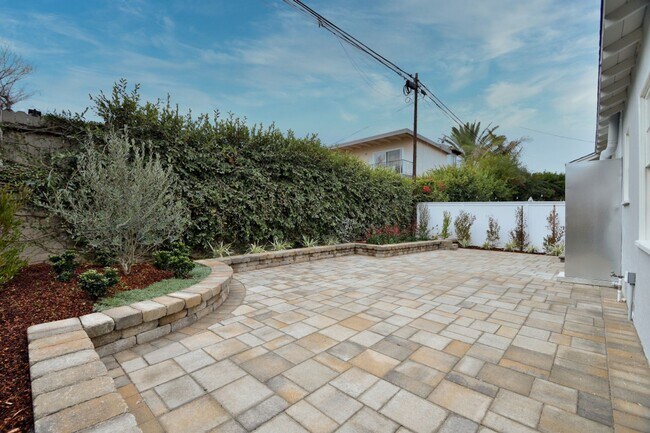 Building Photo - 1350