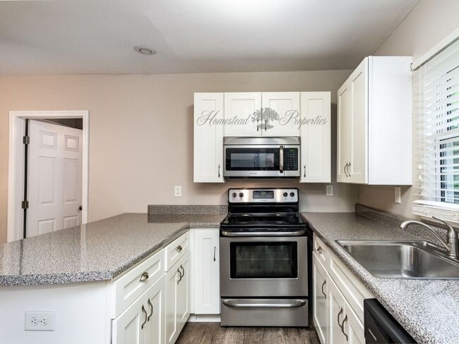Building Photo - Updated 3 Bedroom / 2 Bath Home on Lamont