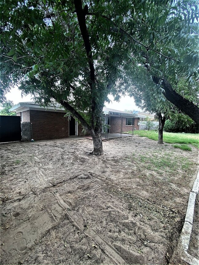 Building Photo - Large 4 Bedroom home with Garage and Enclo...