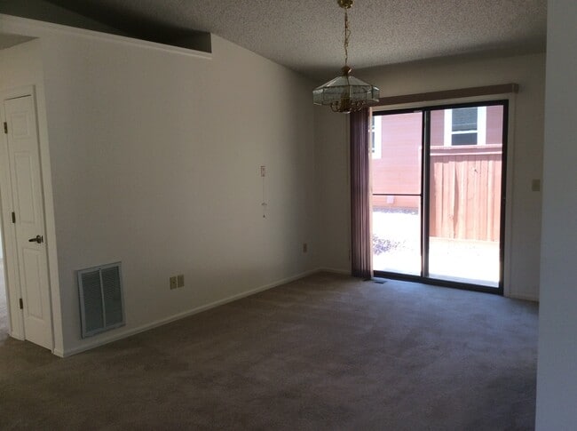 Building Photo - Beautiful Home in Brookdale Skyline Community!