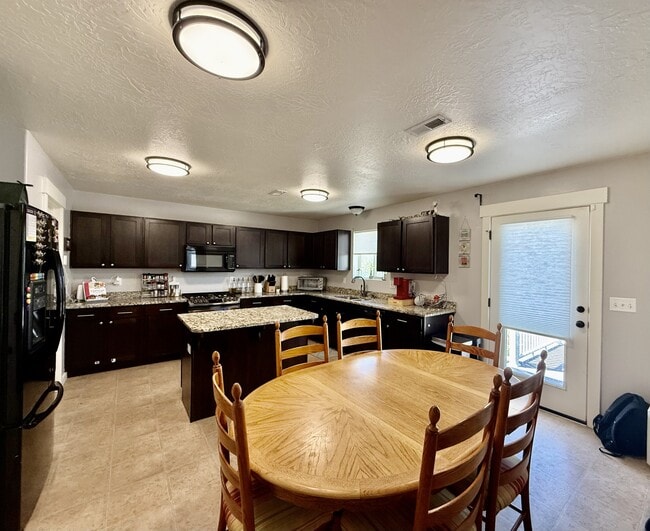 Building Photo - 722 S Willow Park Dr