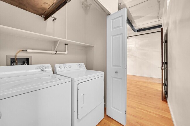 Building Photo - $2,000, 1 bed, 1.5 bath located in downtow...