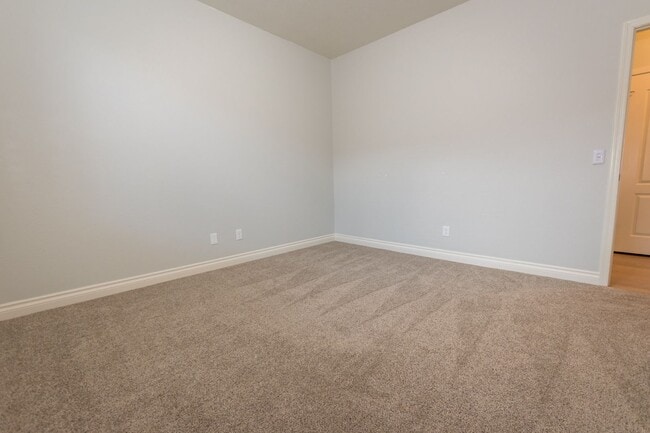 Building Photo - Gorgeous 4 Bedroom 2 Bathroom Home! Centra...