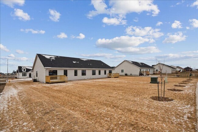 Building Photo - FINISHED BASEMENT!! 4 Bed, 3 Bath Townhome in Ankeny
