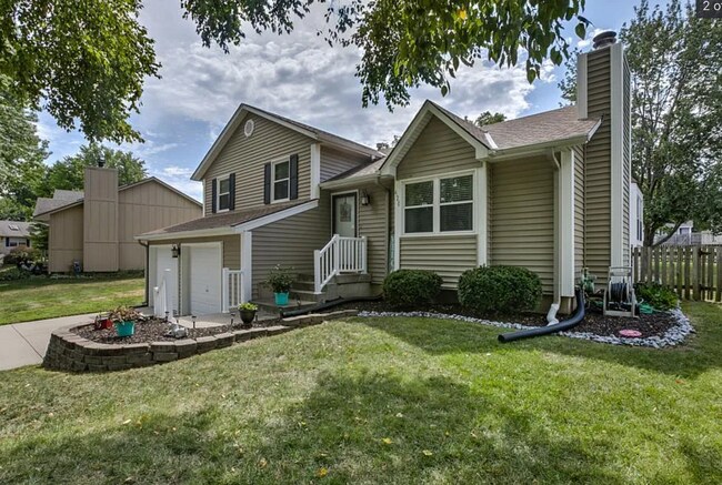 Building Photo - Picture-Perfect Home in the Heart of Lee's Summit!