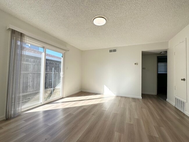 Building Photo - Charming 2 bedroom and 1 bath Duplex in Sacramento
