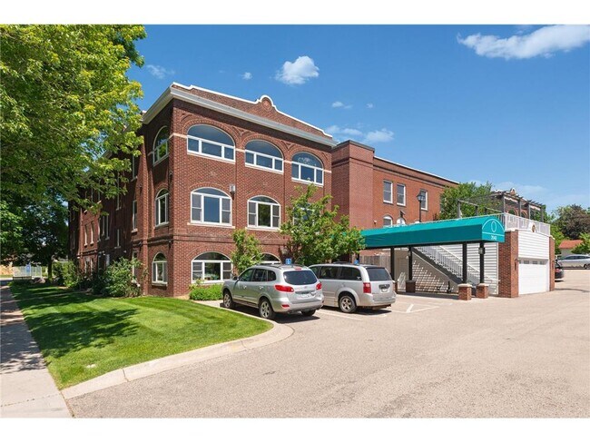 Building Photo - 2040 Como Ave
