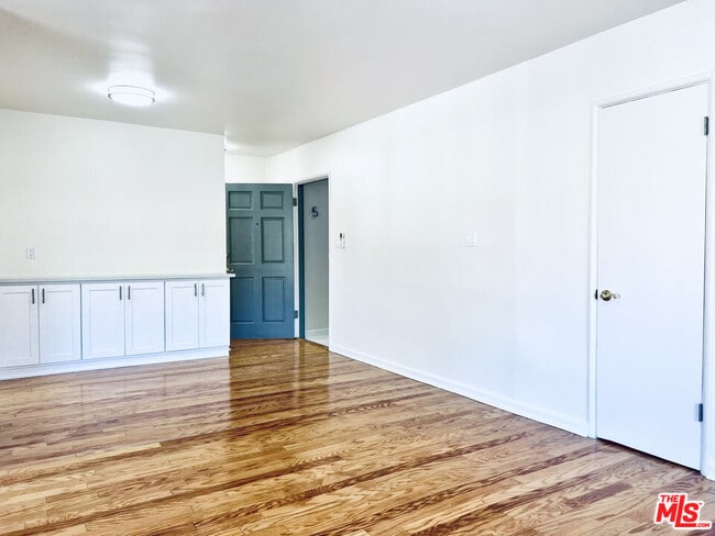 Building Photo - 2401 Beachwood Dr