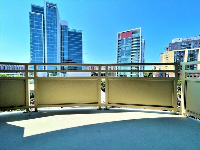 Building Photo - Large 2 Bedroom/1 Bath WITH PARKING