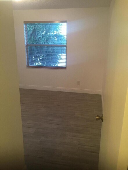 Building Photo - 401 SW 120th Ave