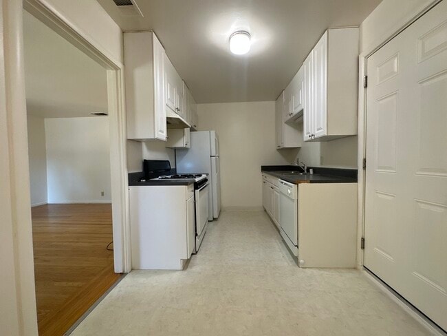 Building Photo - Cute 2 bed/1 bath Duplex in East Sac!!