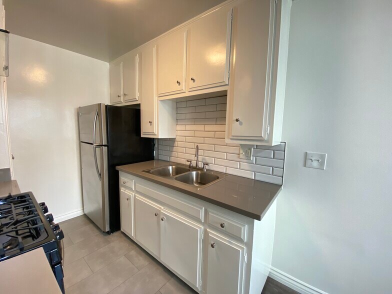 Building Photo - 3723 Mentone Ave