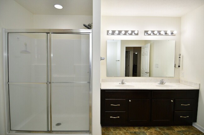 Building Photo - Spacious 5-bedroom, 3 full bath home in the Greenwood/Clark Pleasant area