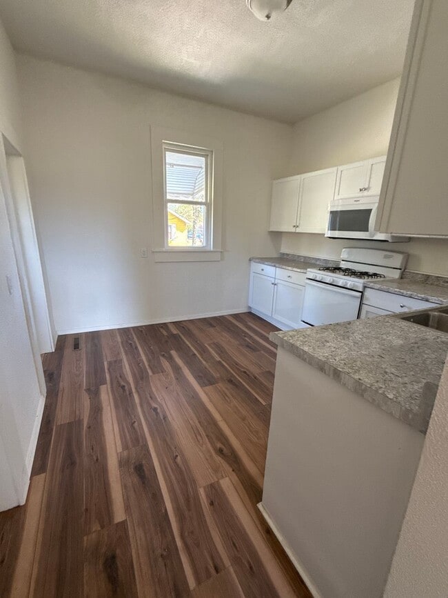 Building Photo - 3 bedroom/2 bath house