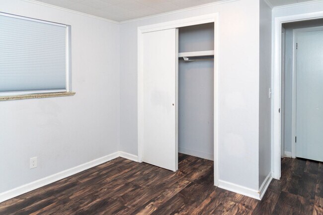 Building Photo - Top-Right Remodeled 2BR/1BA 4-Plex Unit + In-Unit W/D — $0 January Rent (Rent Due 2/1/26)