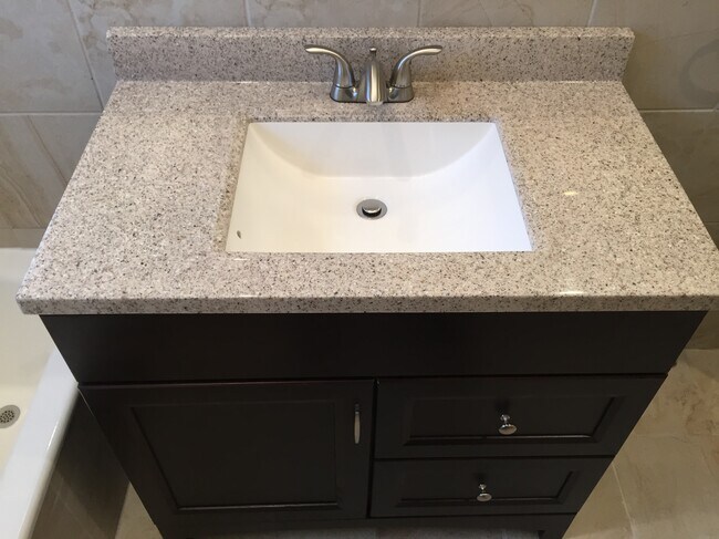 Building Photo - 1106 S Doheny Dr